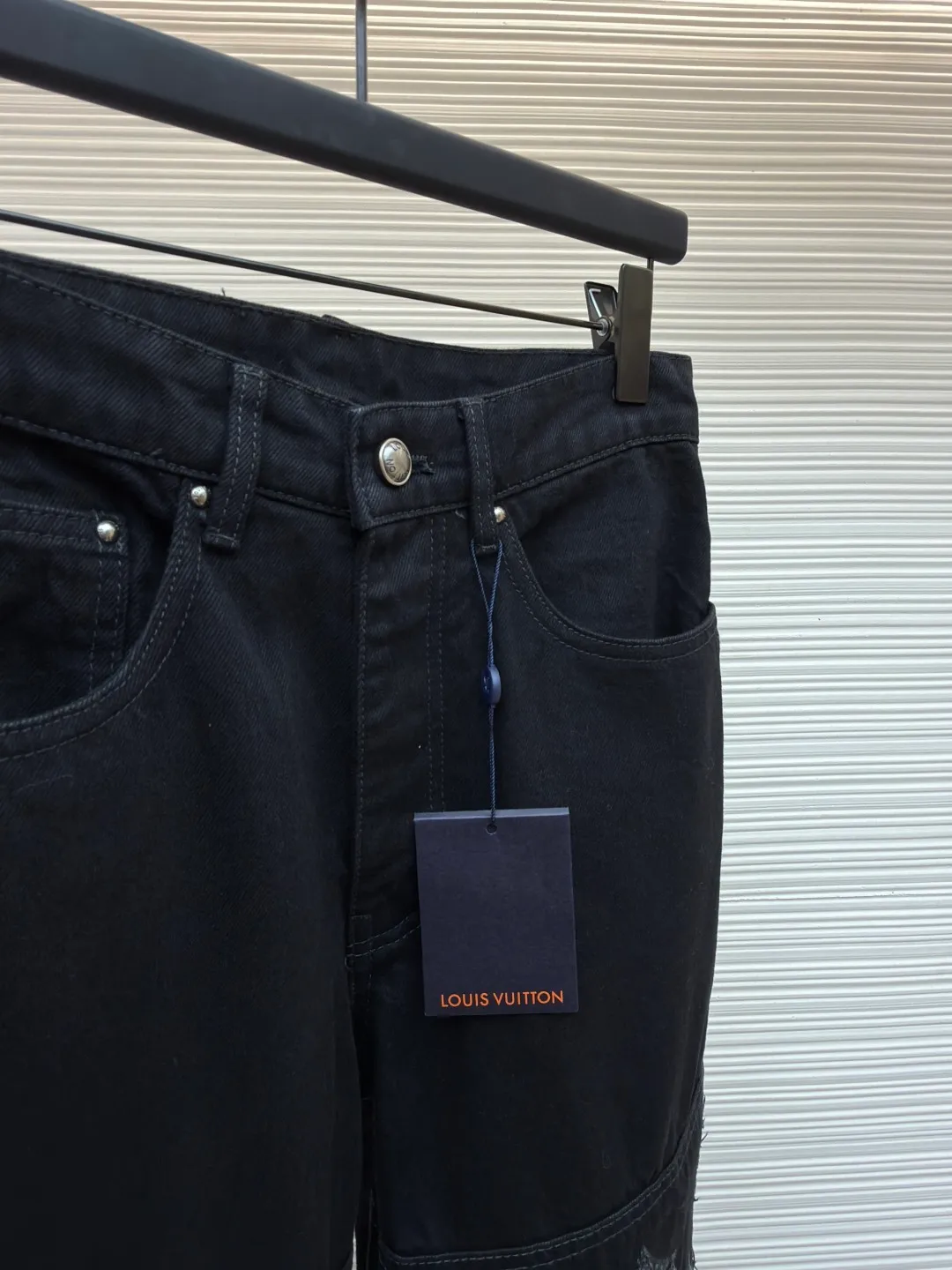 LOUIS VUITTON washed ripped jeans ●Authentic product: Purchased and developed by 18181 ●Item number: 1682310-B55 ●Material: pure cotton premium denim ●Technology: laser burning ●Version: fitted version ●Weight: about 960 grams ●Size: 30-32-34-36 ●Description: This destroyed detail is really cool. This washed denim truck elevates a classic silhouette with contrasting Monogram detailing front and rear, crafted with an edgy tear effect. This mid-season item is effortlessly layered and can be matched with other accessories to present a trendy style. The overall routing is straight and delicate, the fabric is comfortable and soft, and the color is consistent without any color difference. It can be matched with the same style to create a fashionable look, and can be used in various occasions. Customized accessories, complete with three standards, the same style for men and women!